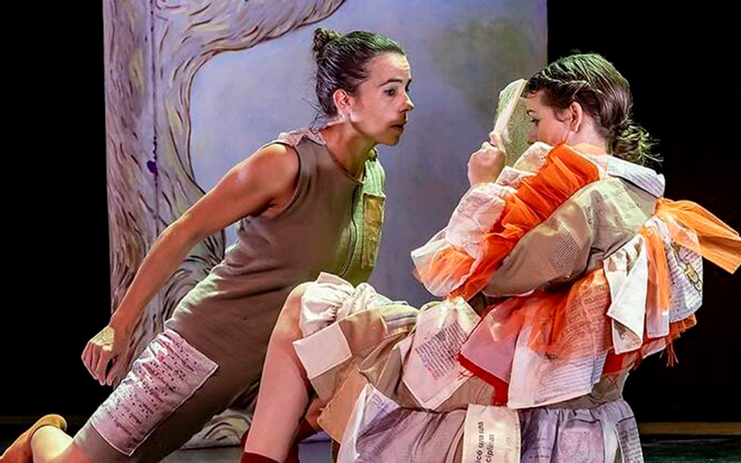 Puesta en escena de 'Cuentos en papel'./ Tarde o temprano danzo