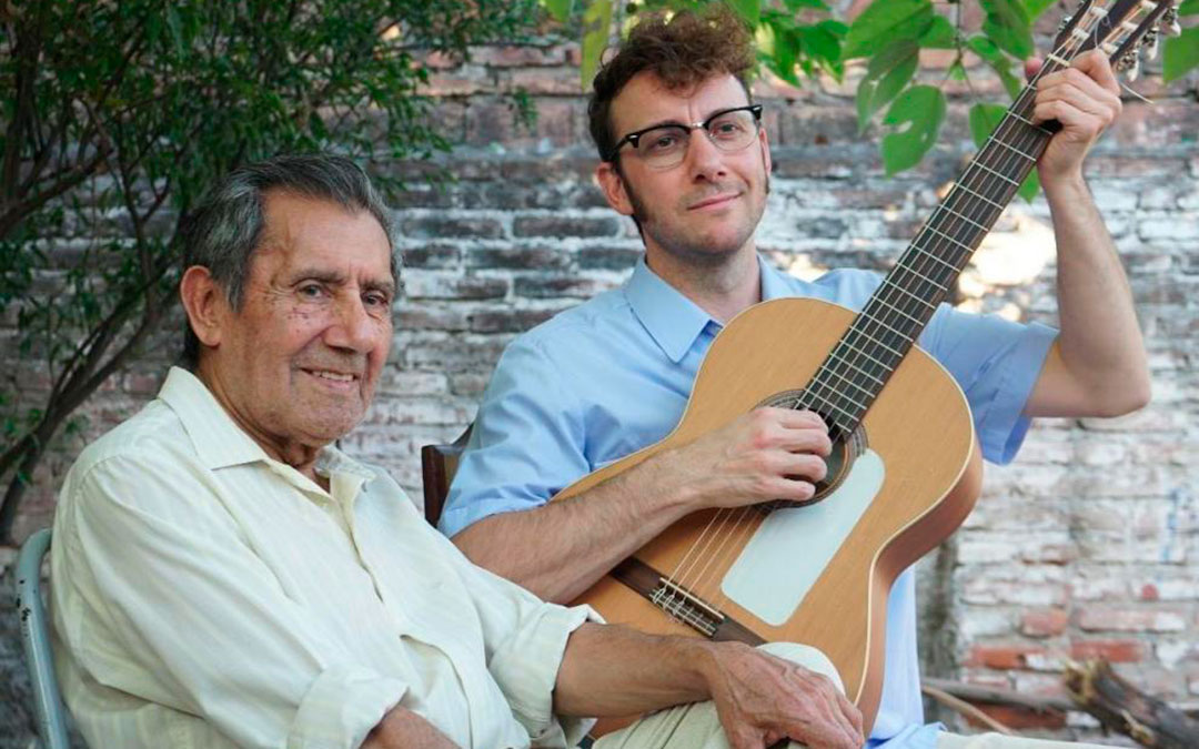 Cuti Carabajal, como Carlos Carabajal, y Pepe Lorente, como Mauricio Aznar, en ‘La estrella azul./ 'El Pez Amarillo'