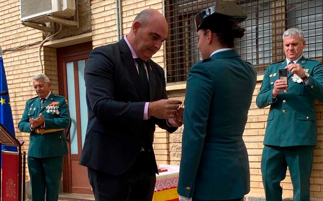 Entrega de medallas durante el acto institucional de la Guardia Civil / Belén Bel