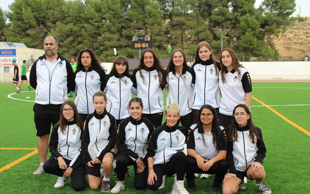 Jugadoras y cuerpo técnico del equipo femenino/ A.M.