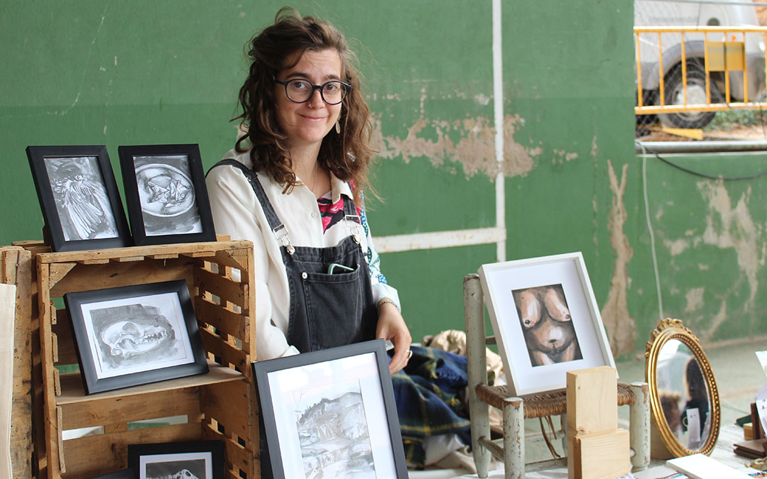 Una de las expositoras de la feria ubicadas en el frontón./ Alicia Martín