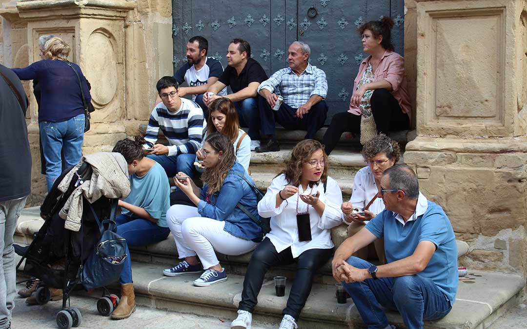 La puerta de la Iglesia, lugar improvisado para disfrutar de las tapas de los Quintos./ Alicia Martín