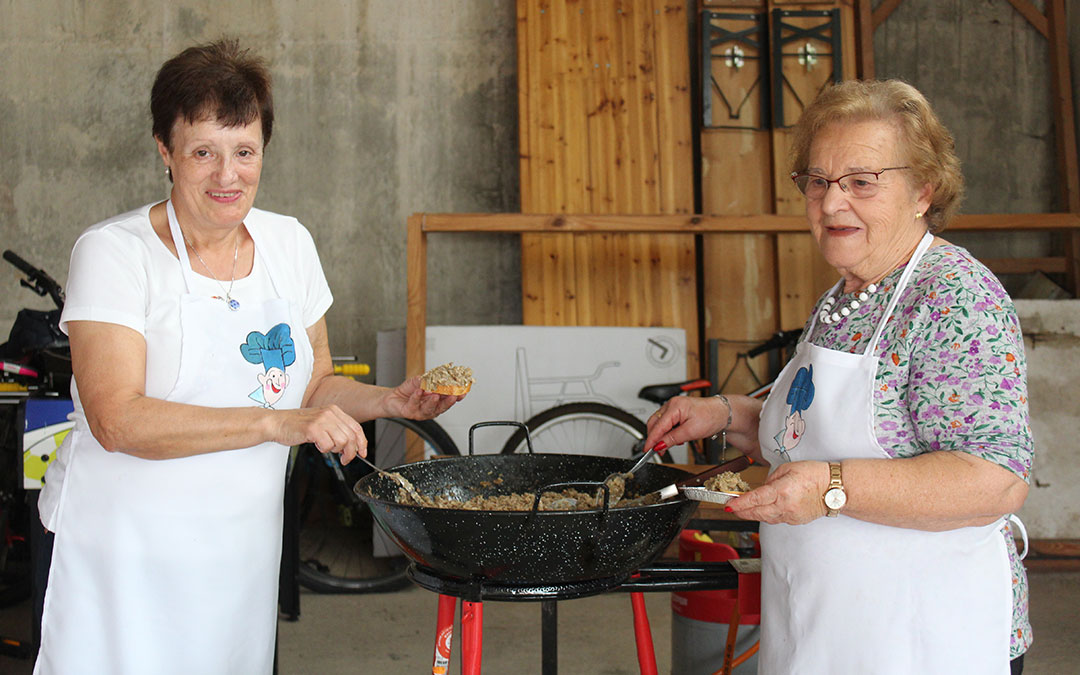 Las cocineras de la Asociación Santa Águeda preparando raciones./ Alicia Martín