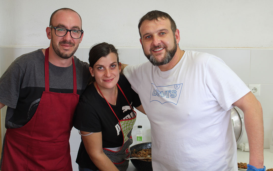 Los Amics dels Bolets en plena faena con su fideua./ Alicia Martín
