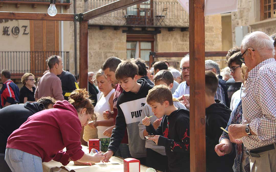 Gran ambiente durante la mañana del domingo en la plaza de Beceite./ Alicia Matín
