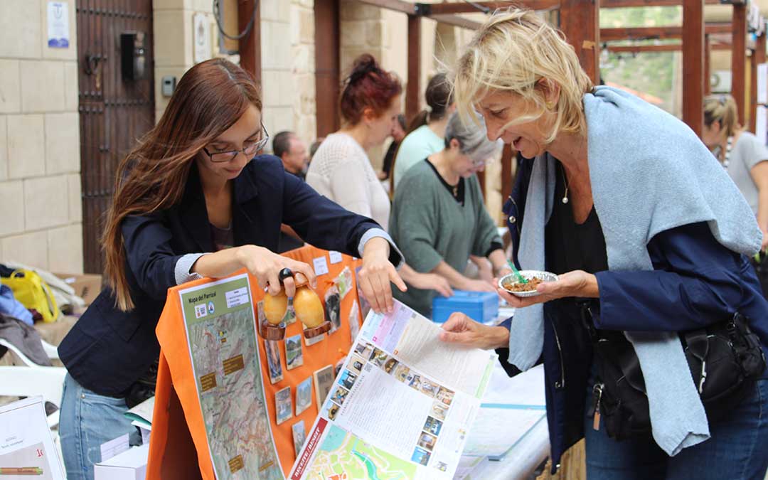 Entre tapa y tapa hubo quien sacó hueco para preguntar por rutas en el stand de Turismo de Beceite./ Alicia Martín