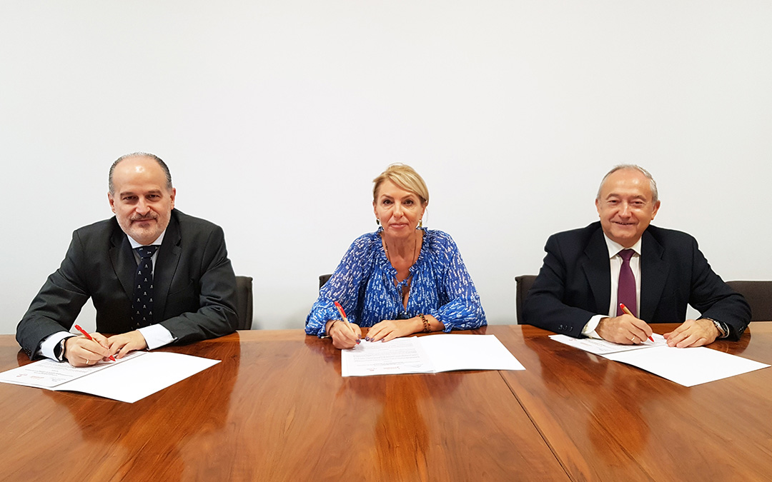 Firma de la colaboración entre Cáritas y Fundación Sesé. / L.C.