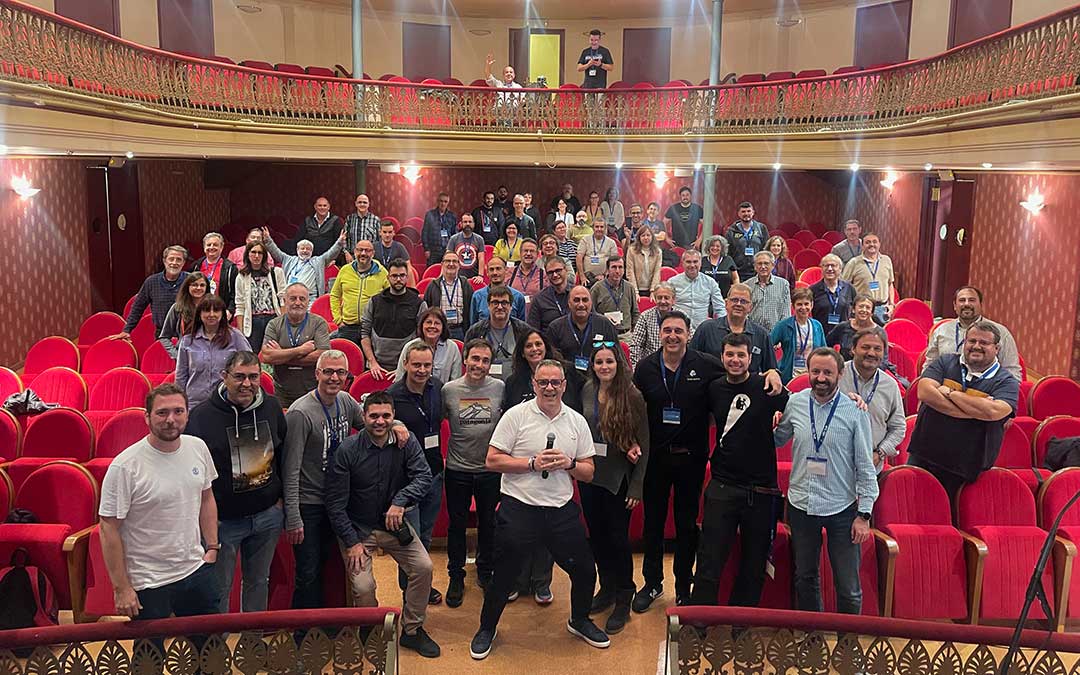 Foto de familia de los asistentes en el Teatro Municipal de Alcañiz./ Foto Alcañiz