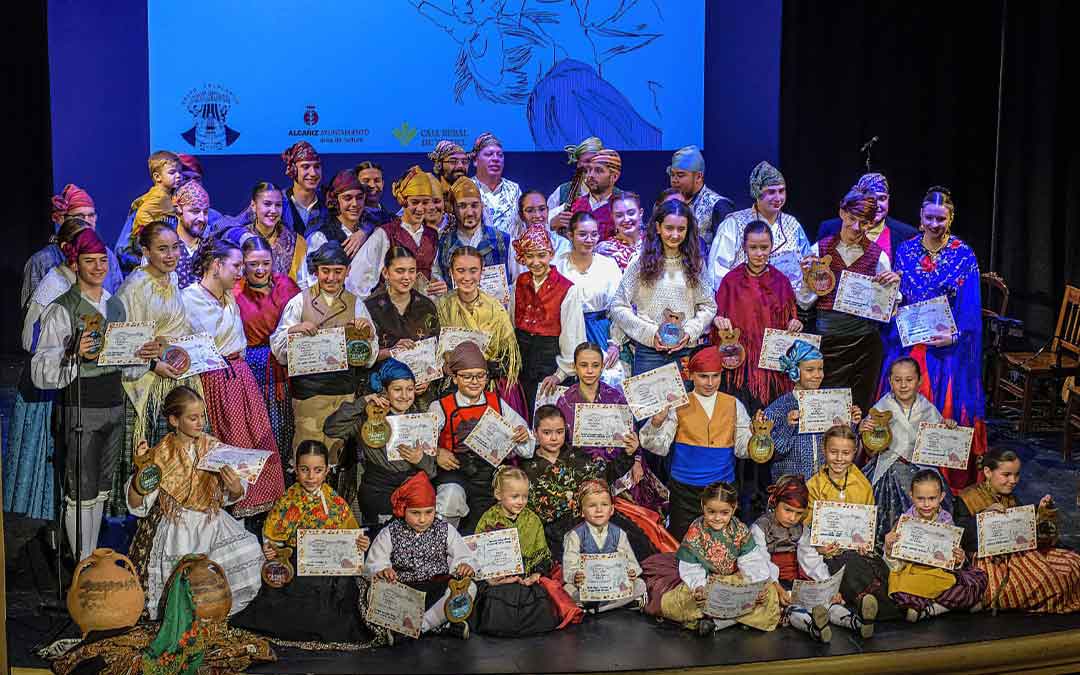 Imagen de todos los premiados en el XI concurso de jota 'Ciudad de Alcañiz'./ Grupo Folclórico Malandia