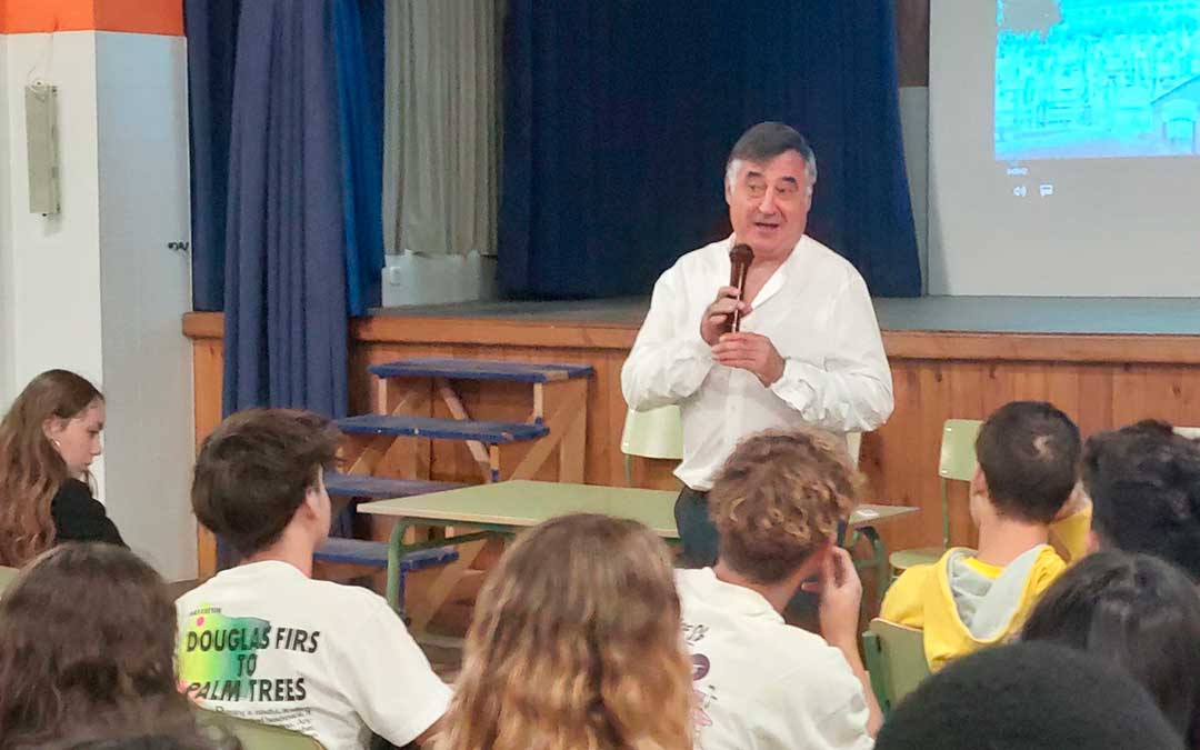 Los alumnos del IES Matarraña pudieron fueron protagonistas durante la charla de Gervasio Sánchez./J.L.