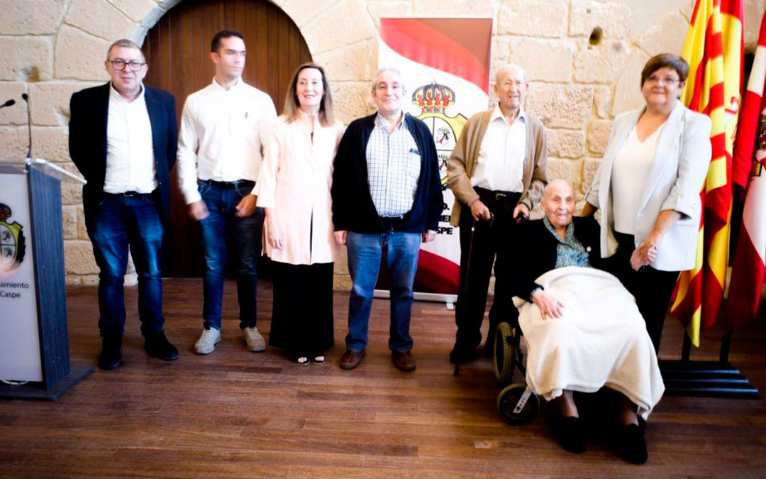 Los centenarios galardonados junto a sus familias./ Ayto. de Caspe