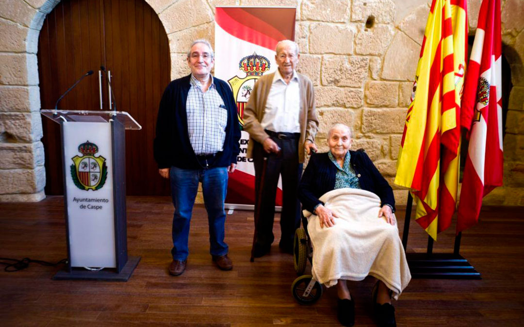 Alfredo Gonzalo (en representación de su padre Balbino Gonzalo), José Aranda y María Sanz, en el homenaje que el Ayuntamiento de Caspe preparó para los centenarios del 2022./ Ayto. de Caspe