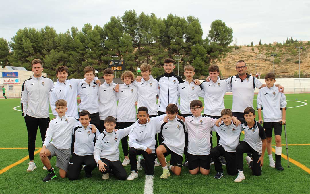 Jugadores y cuerpo técnico del equipo infantil 'A'/ A.M.