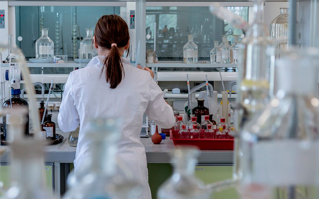 Investigadora en un laboratorio./ Pixabay