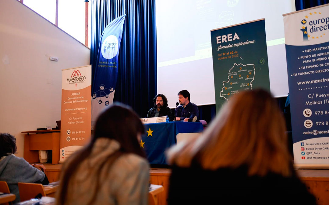 En la mesa, Jorge Abril (técnico de Agujama) y José Manuel Salvador (director general de Ordenación del Territorio), en la jornada EREA celebrada en Molinos./ Agujama