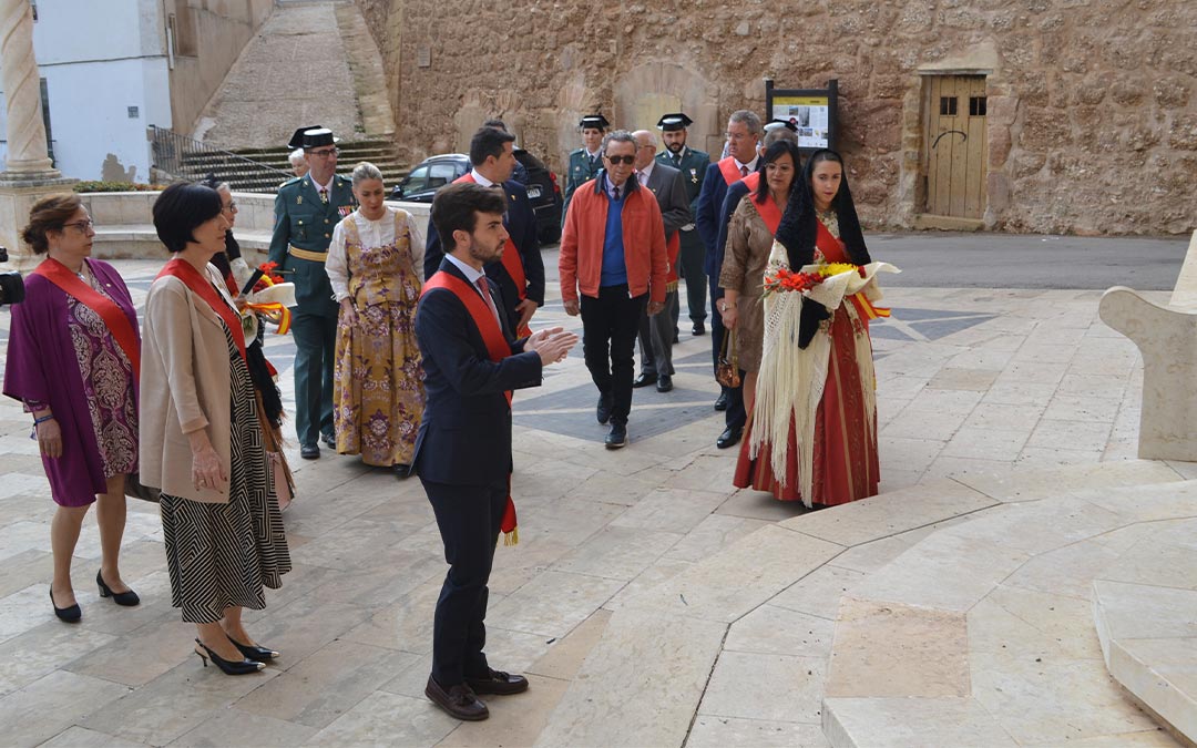 José Ortega Cano en la entrada a la iglesia de Calanda./ J.L.