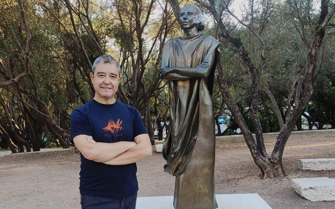 Juan Villalba junto a la estatua de María Callas erigida en la capital griega./J.V.