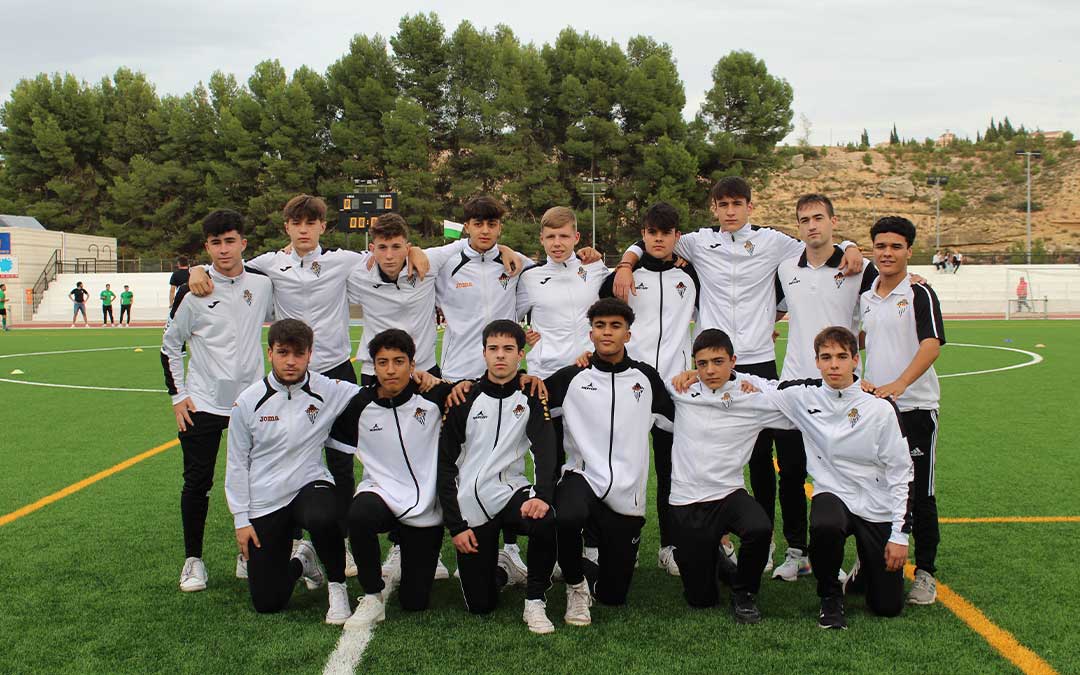 Jugadores y cuerpo técnico del equipo juvenil 'B'/ A.M.
