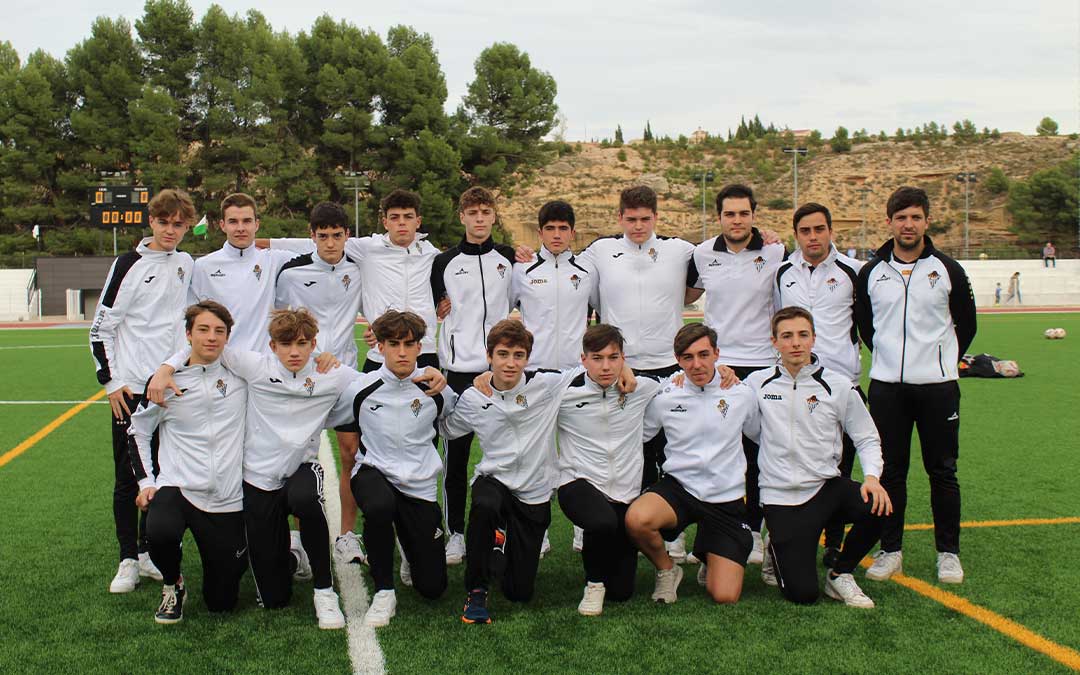 Jugadores y cuerpo técnico del equipo juvenil en liga Nacional/ A.M.