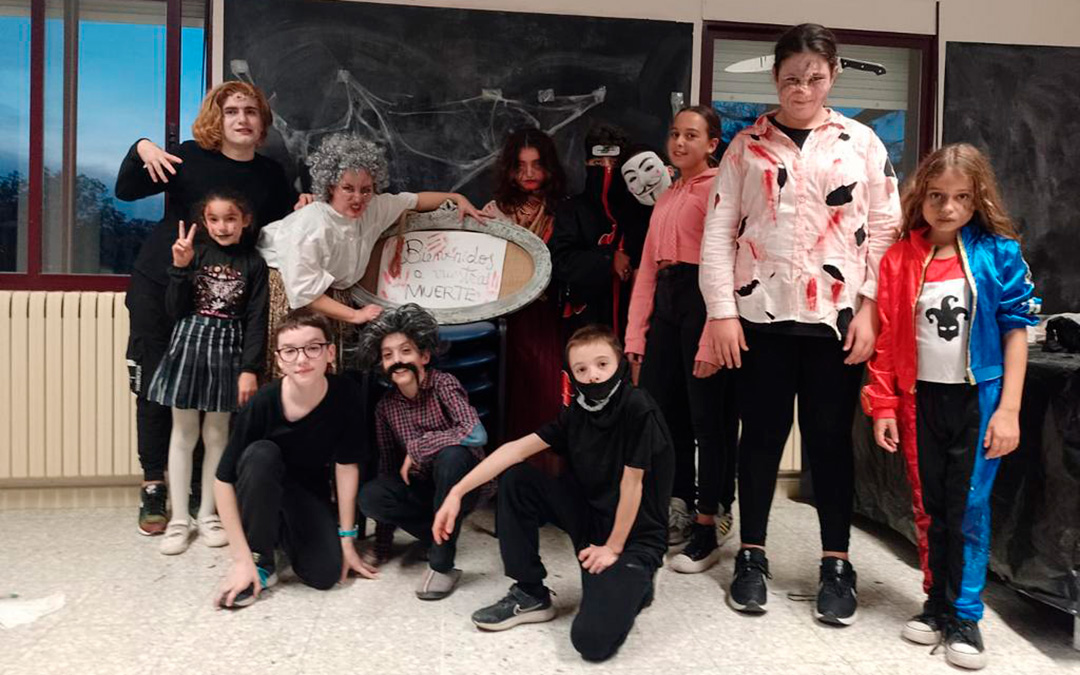 Grupo de voluntarios del túnel del terror del Centro Joven de La Puebla donde recibieron a toda aquella persona que quiso pasar miedo. / Ayto. La Puebla