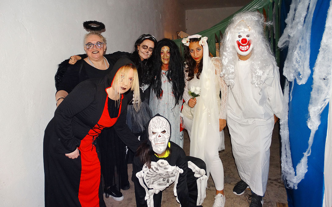 Los vecinos de La Ginebrosa se disfrazaron de zombis, brujas, calabazas, novias cadáver, dráculas y diablos para asistir a la fiesta de Halloween organizada por la Comisión de Fiestas./ Asociación Cultural Tarayola