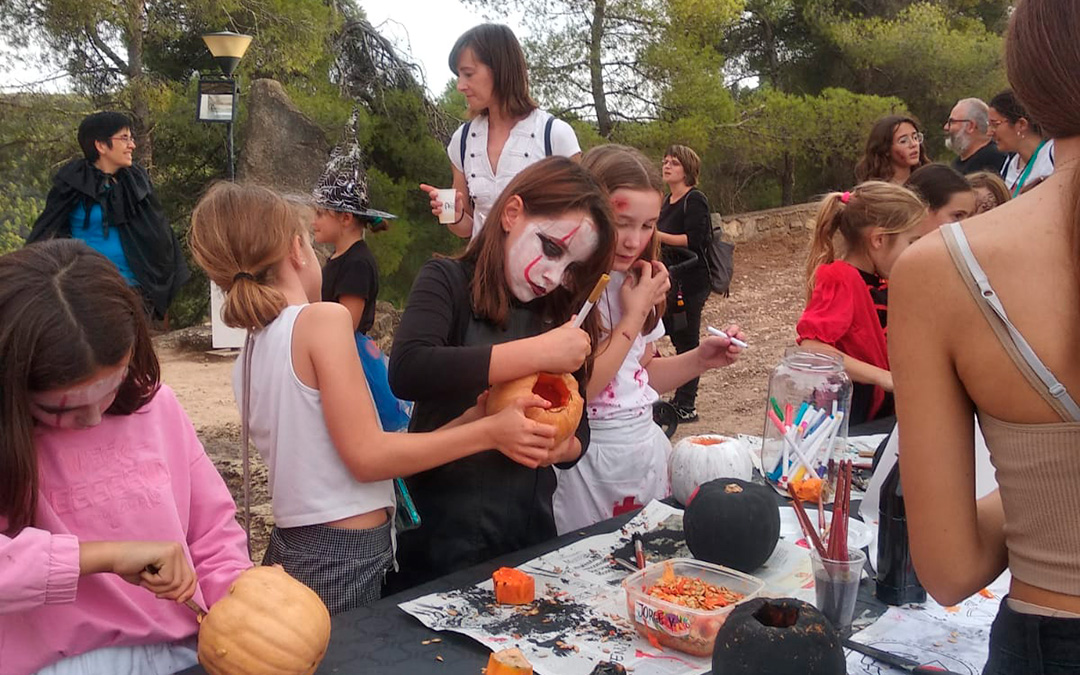 En La Portellada tuvieron un papel destacado los diferentes talleres que se organizaron para enseñar a decorar calabazas. / Gloria Serrat