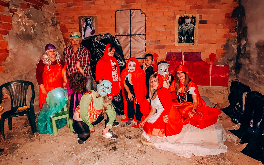 La familia Sierra de La Puebla de Híjar organizó un túnel del terror con una interpretación acorde del cuento de ‘Caperucita Roja’. Lo realizaron el año pasado con éxito, por lo que este año repitieron la experiencia. / Susana Sierra