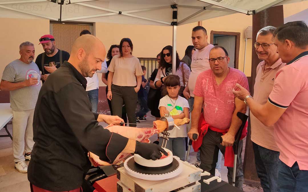 Muestra de corte de jamón el domingo por la mañana en La Mata Porc./ Ayto. La Mata