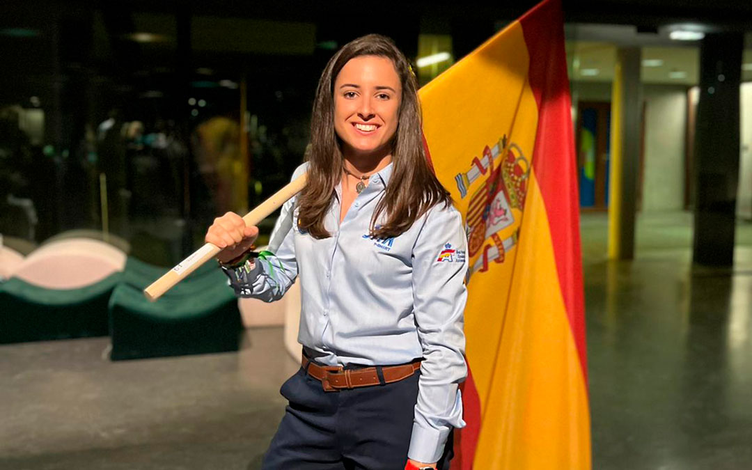 Laura Aparicio con los colores y la bandera nacional en Marsella antes de la competición./ L.A.
