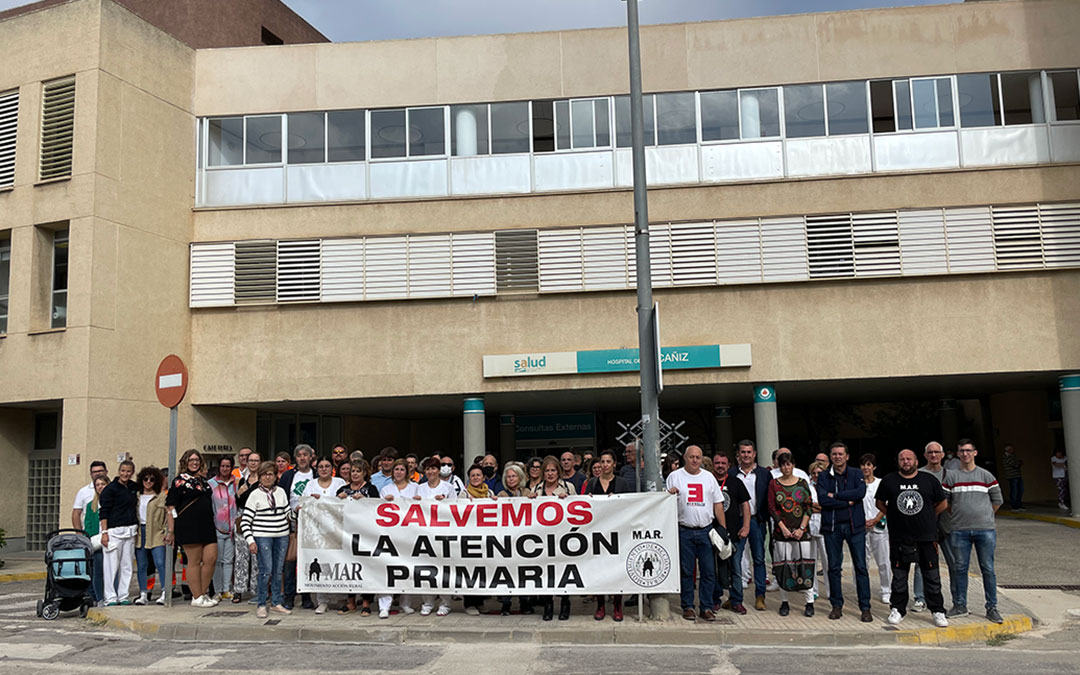 Alrededor de 150 personas se han concentrado a las puertas del Hospital de Alcañiz./ María Celiméndiz