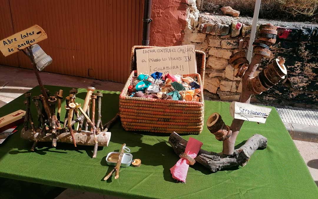 Uno de los puestos solidarios del mercadillo de Alacón vendía originales servilleteros y abrelatas de madera./ Isabel Blasco