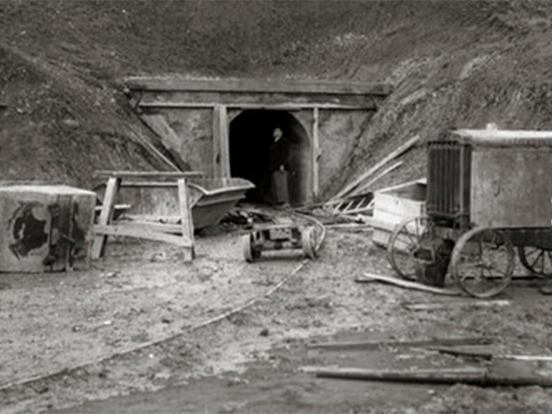 Galería en mina Hoya Marina, 1946./ Asoc. Cultural Santa Bárbara