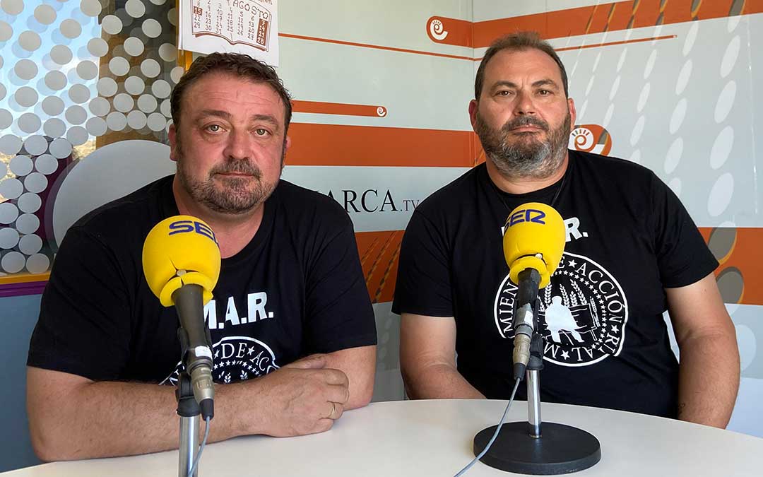 Luis Miguel Vela y Antonio Jiménez, del MAR, en el estudio de Radio La Comarca./ A.M.