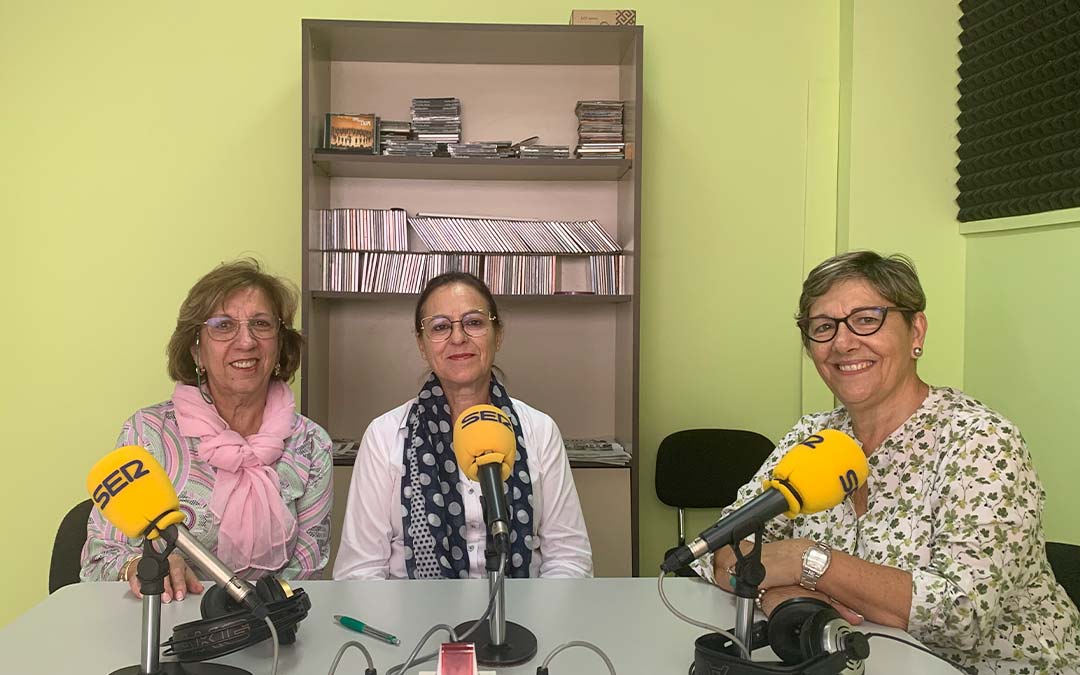 Mari Bondía, Ana Villacampa y Pilar Herrero son tres integrantes de la Asociación de la Mujer Caspolina./ P.S.