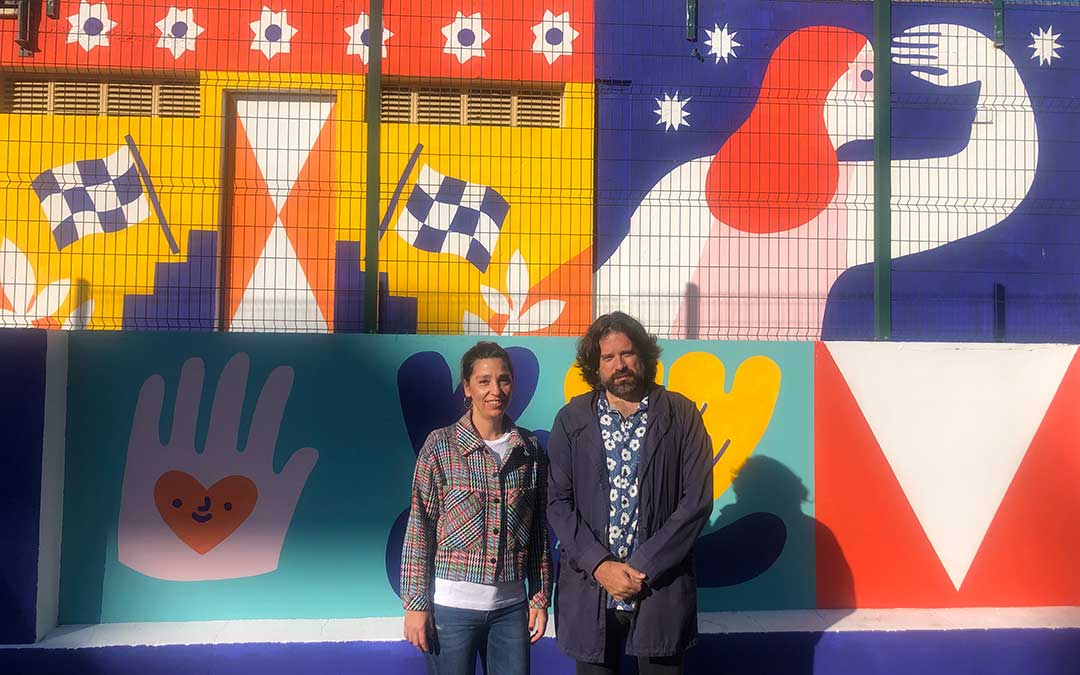 Los ediles de Igualdad, María Milián; y Cultura, Jorge Abril; este miércoles delante del mural del solar de sindicatos./ L. Castel