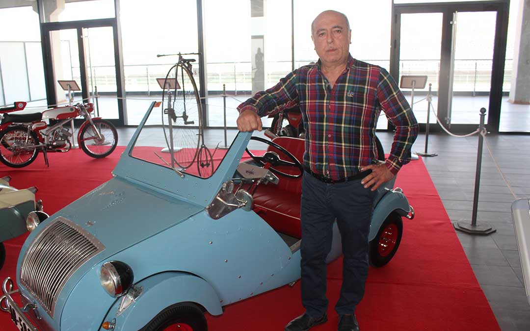 Ángel Martínez con el Biscuter 200 que expone en el Classic Festival / L. Castel