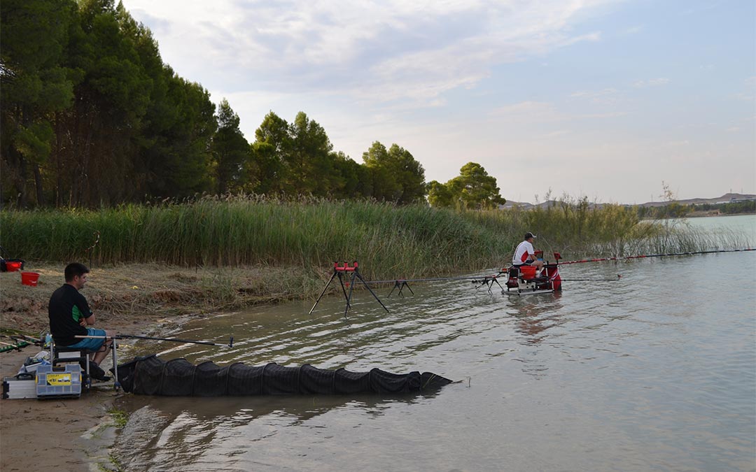 Varios pescadores en una competición./ L.C.