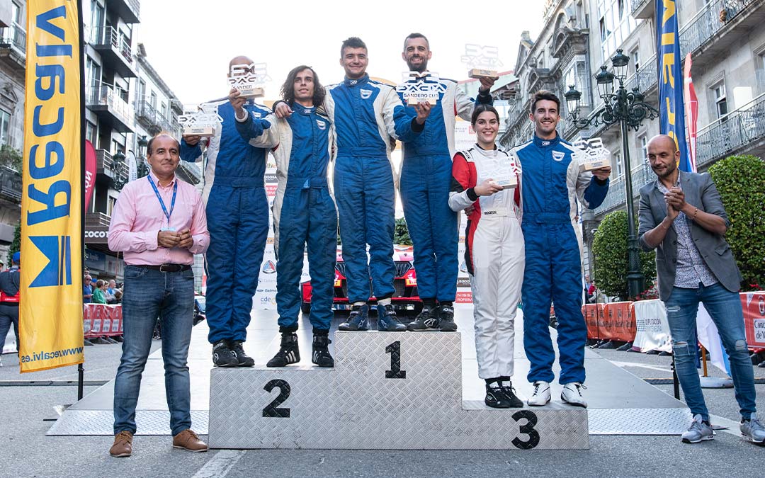 Ceremonia de podio de la Dacia Sandero Cup en el Rallye Rías Baixas./ CERA
