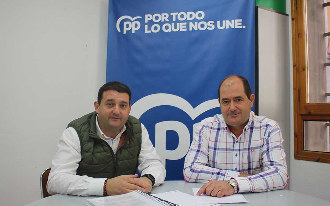 El portavoz del PP de Alcañiz, Miguel Ángel Estevan; y el concejal Ángel Espés, este jueves en rueda de prensa./ L. Castel
