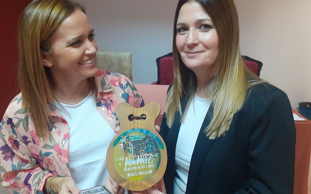 Muestra durante la presentación del concurso uno de los premios que se entregarán el 30 de octubre./ Ayto. de Alcañiz