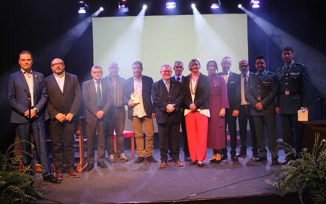 Foto de familia de los premiados, asociación y autoridades al terminar la gala / L. Castel