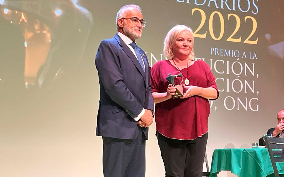 La directora de proyectos de la Fundación Térvalis, Elena Utrilla, recoge el premio en la categoría institución./ ONCE