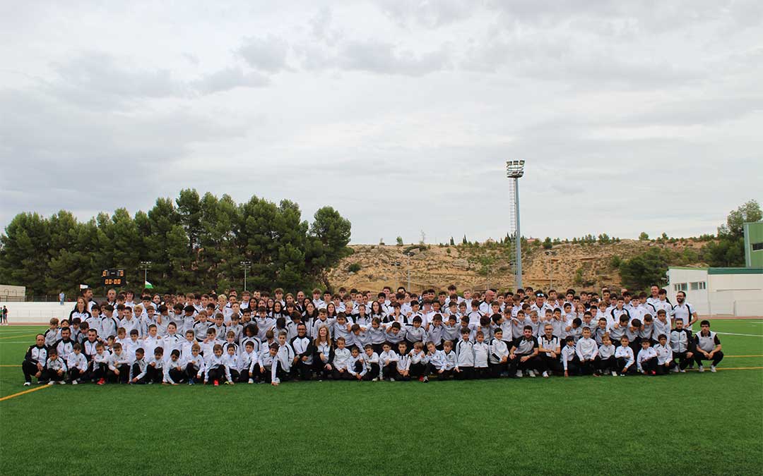 Foto de familia de los 14 equipos del Alcañiz C.F. para la temporada 22/23 a excepción del primer equipo./ Alicia Martín