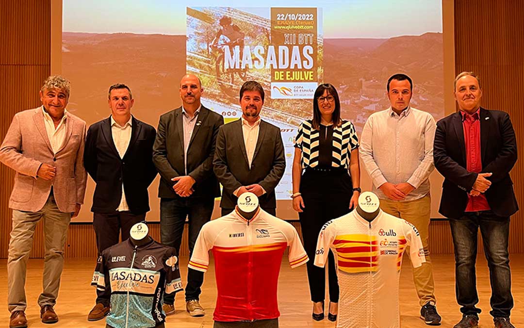 Imagen de los asistentes a la presentación de la BTT./ Federación Aragonesa Ciclismo
