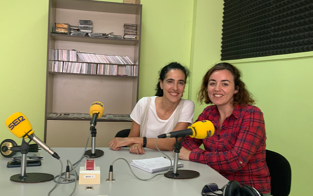 María José Quintilla y Elisa Rebled, miembros de la asociación 'Psique-importa' en el estudio de Radio Caspe./ P.S.