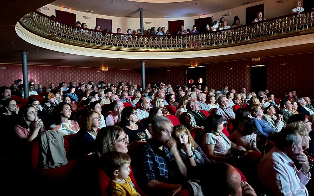 El público abarrotó el teatro alcañizano / E.P.