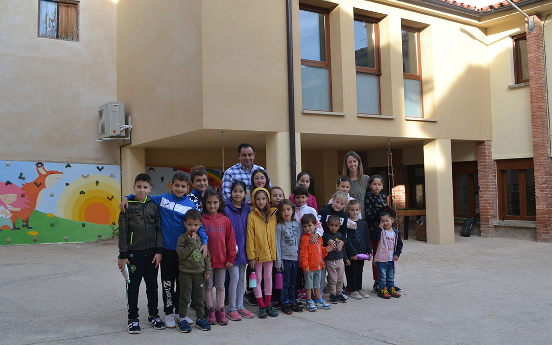 Varios de los alumnos del colegio de Ráfales, junto al alcalde y personal docente ayer durante la entrada a las clases./ Javier de Luna.