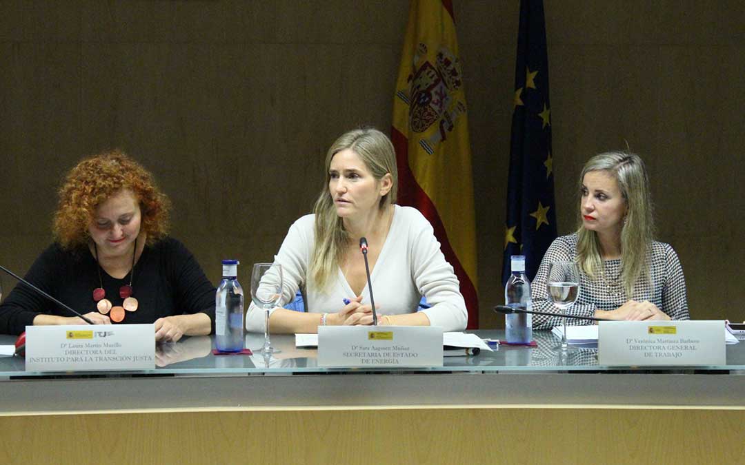 La directora del Instituto para la Transición Justa, Laura Martín; la secretaria de Estado de Energía, Aagesen; y la directora general de Trabajo, Verónica Martínez; en la reunión de la Comisión de Seguimiento del ‘Acuerdo por una transición energética justa para las centrales térmicas en cierre’ que tuvo lugar el día 21./ MITECO