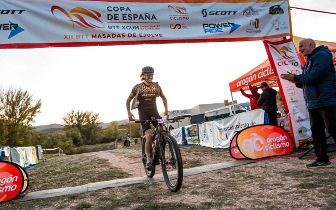 Sergi Sánchez llegando a meta en la XII BTT Masadas de Ejulve./S.S.