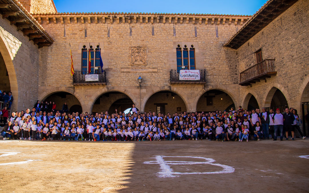 Los miembros de la peña en la tradicional foto de familia en la plaza./ Vicente J Puig